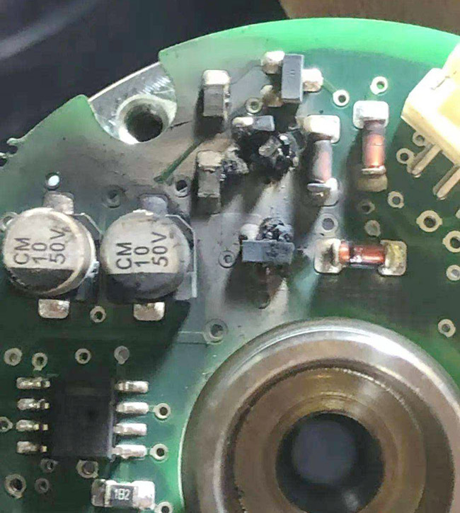 編碼器上的電子元器件被燒毀 編碼器上的電子元器件被燒毀