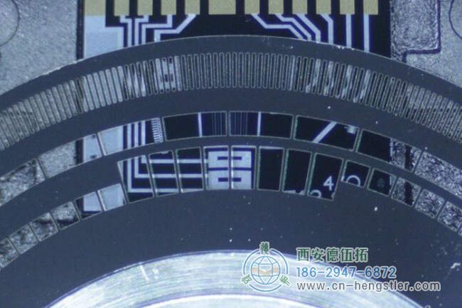 光學(xué)增量旋轉(zhuǎn)編碼器盤(pán)和光電傳感器的放大視圖 光學(xué)增量旋轉(zhuǎn)編碼器盤(pán)和光電傳感器的放大視圖