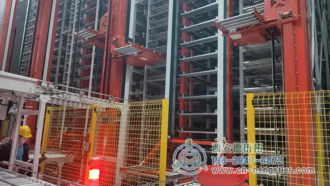 堆垛機在編器器的作下在物流倉儲的工作現(xiàn)場 堆垛機在編器器的作下在物流倉儲的工作現(xiàn)場