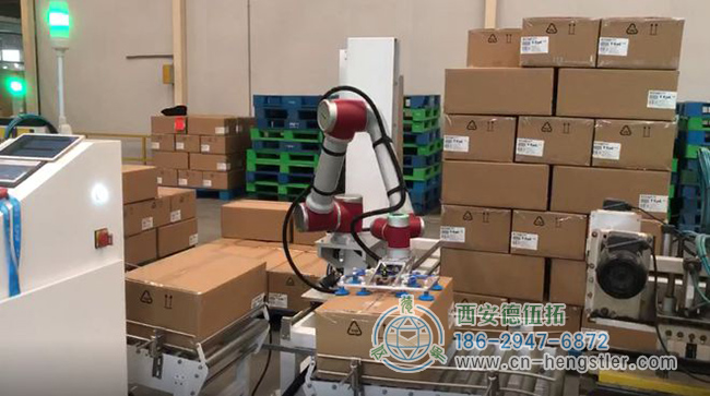 圖為協(xié)作機(jī)器人在編碼器的控制下進(jìn)行碼垛工作 圖為協(xié)作機(jī)器人在編碼器的控制下進(jìn)行碼垛工作